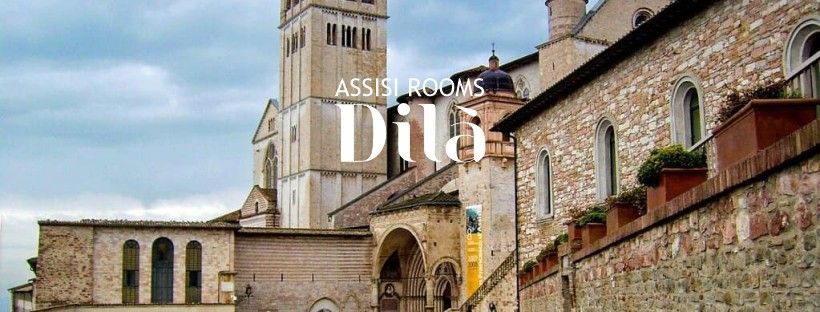 Bâtiment accueillant au centre d'Assise, avec des chambres équipées de meubles simples et de services privés.