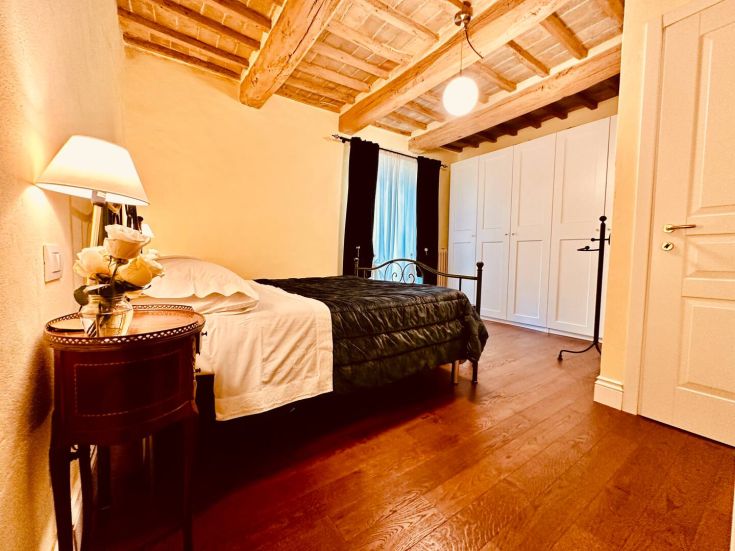 Camera spaziosa con letti singoli, arredamento sobrio e ampio panorama sull'esterno. Luogo tranquillo per il riposo.