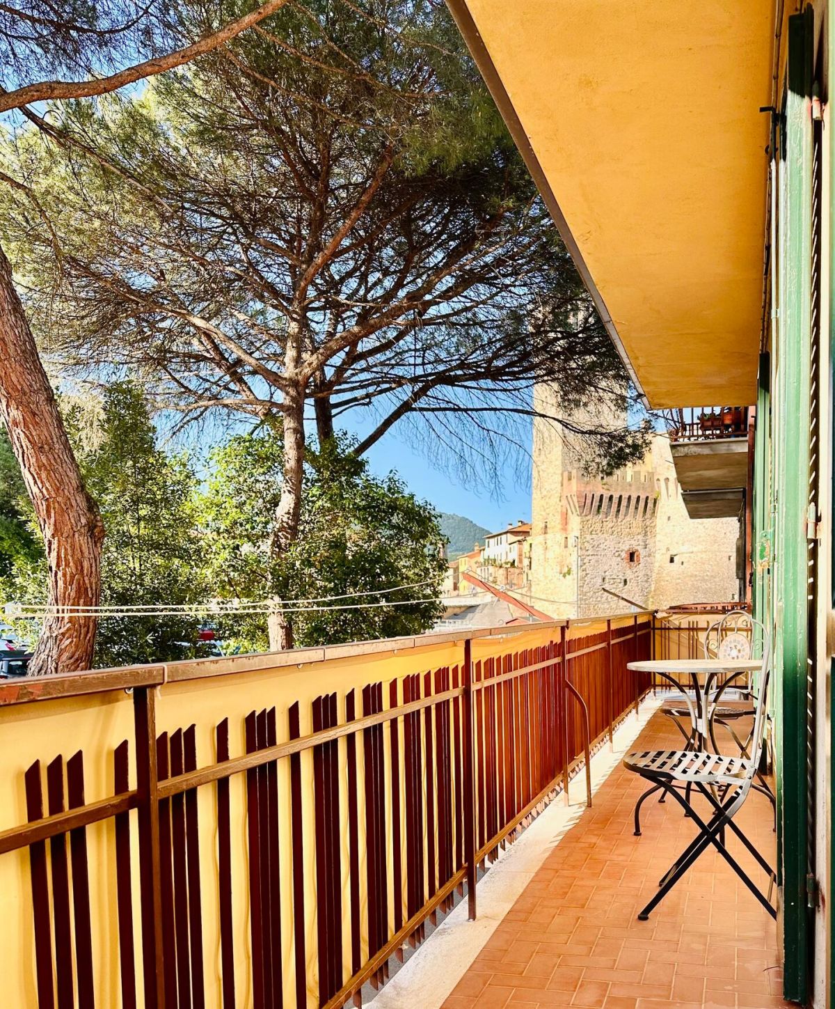 Regardez depuis la terrasse et admirez la vue de la forteresse et des murs historiques.