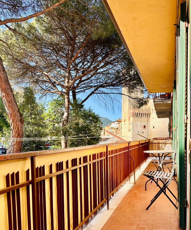 Affacciati sul terrazzo e osserva il panorama della Rocca e delle storiche mura.