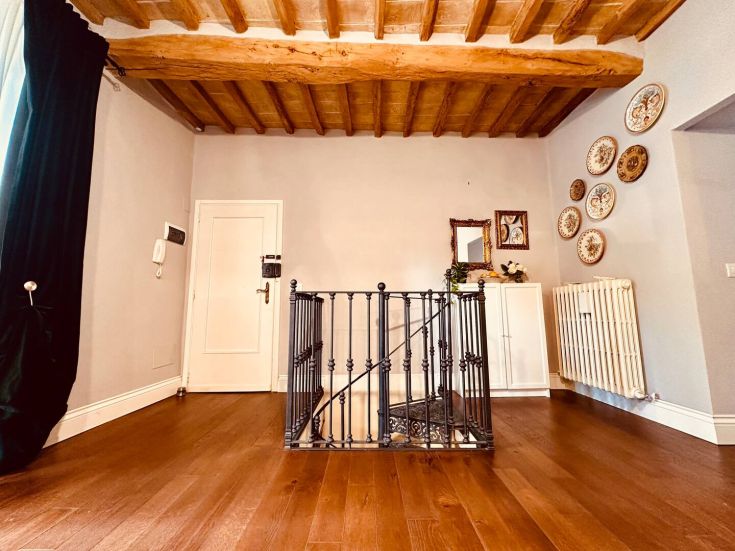 Un appartamento su due piani con arredi semplici e accoglienti. Ideale per momenti di relax e comfort.