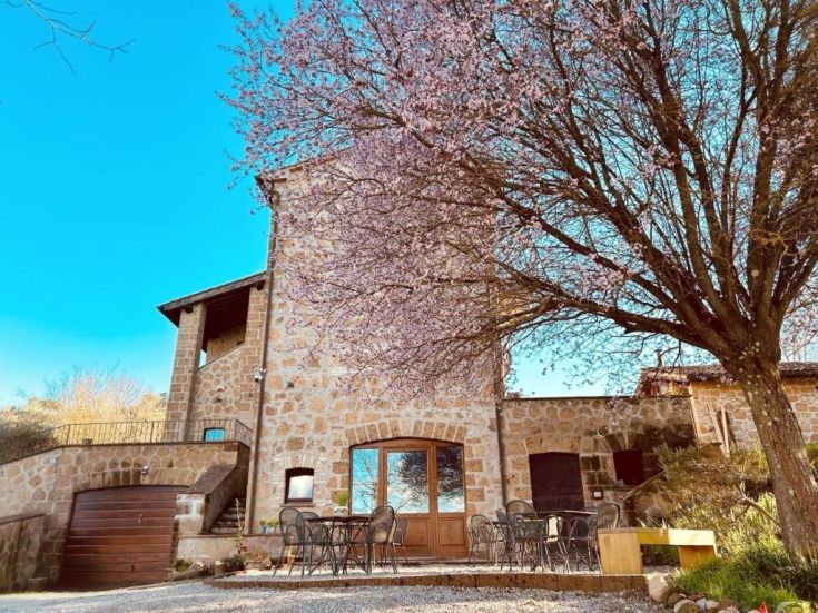 A typical stone farmhouse in Umbria, surrounded by nature, perfect for a peaceful stay.