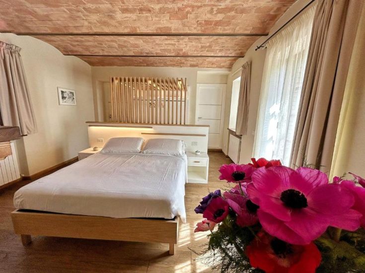 Simple room in a cozy Umbrian farmhouse, equipped with all essential comforts.