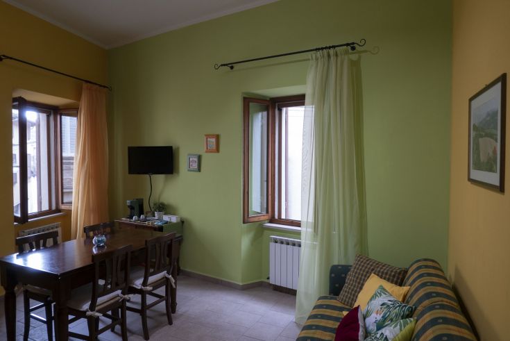 Intérieur d'un appartement avec des murs peints et des meubles design. Espaces lumineux et confortables pour se détendre.