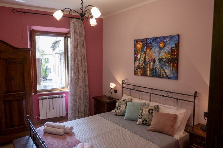 Chambre simple et confortable, dotée d'un éclairage doux et de meubles discrets, située à proximité du centre de Bevagna.