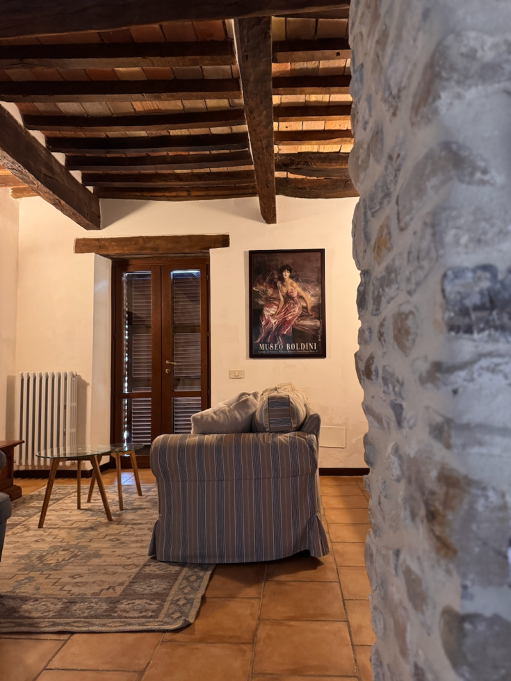 Un salon paisible avec des poutres apparentes, aménagé dans un style rustique et une atmosphère relaxante.