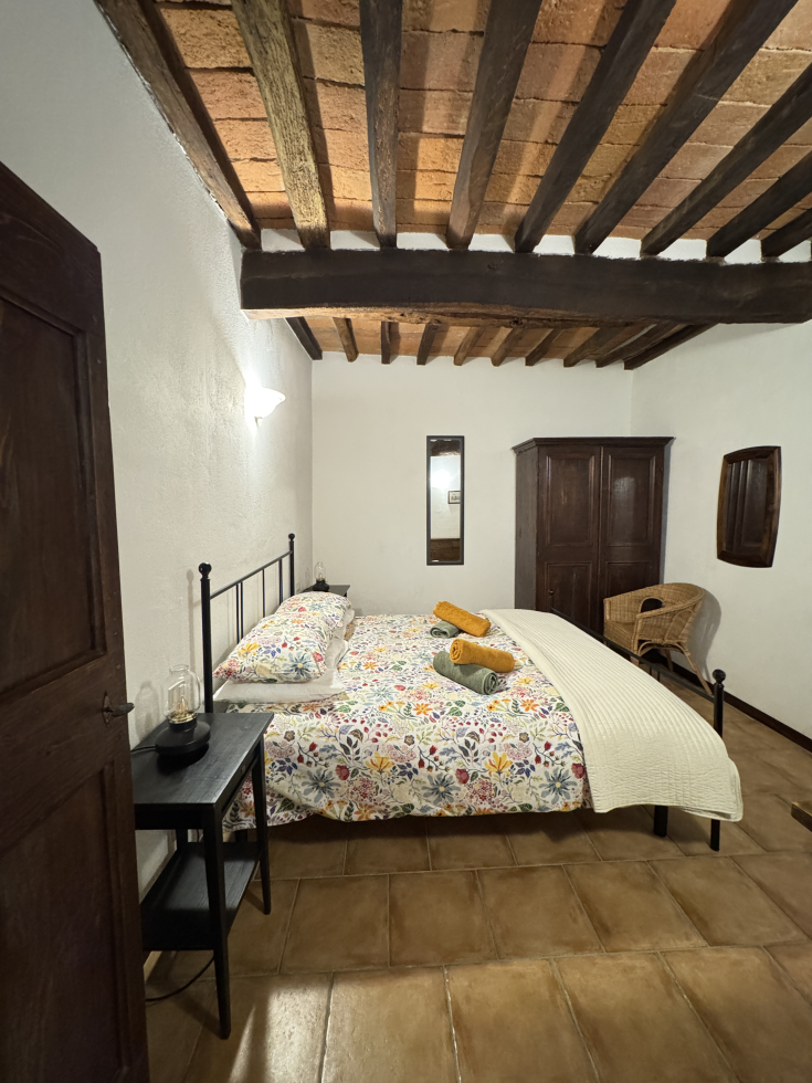 Un environnement confortable avec des meubles rustiques, idéal pour un séjour détendu dans un cadre pittoresque.