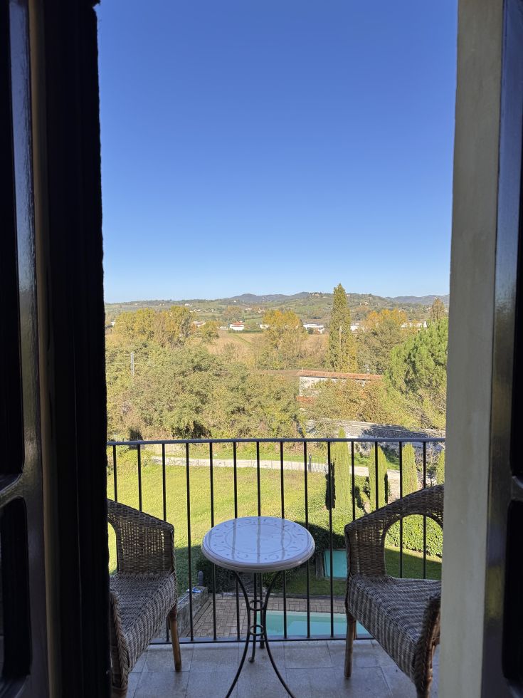 Vue depuis le balcon sur un paysage verdoyant de l'Ombrie, idéal pour des moments de tranquillité.