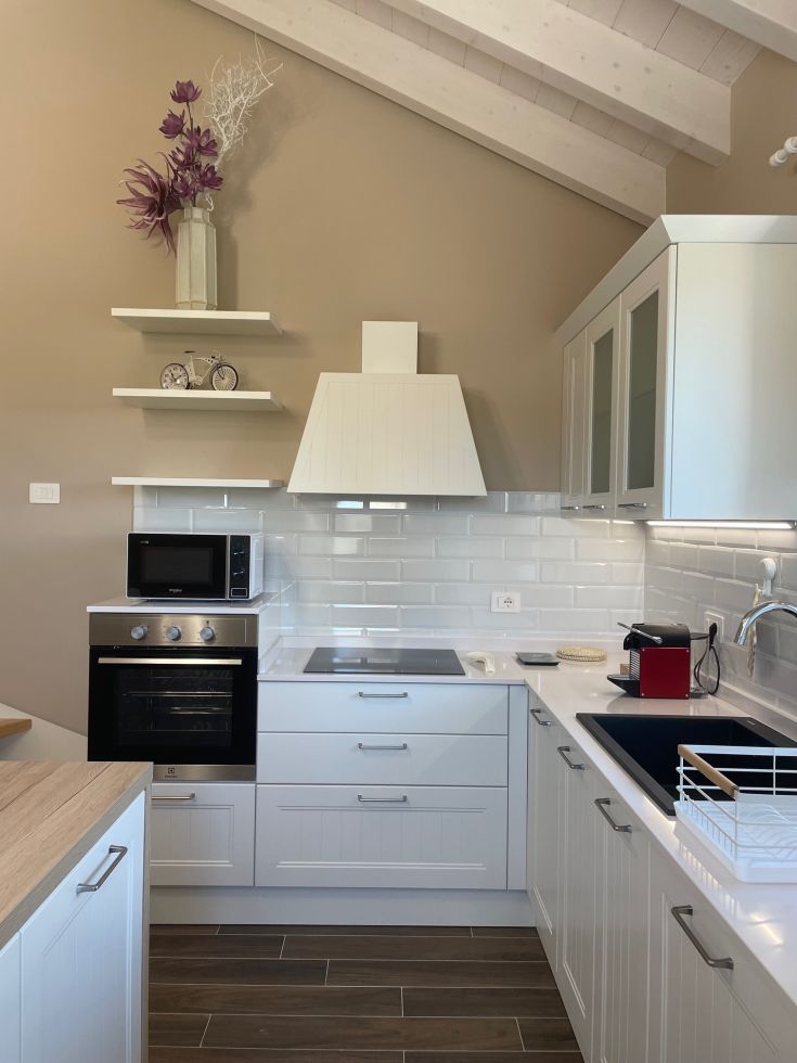 Cucina moderna e luminosa, caratterizzata da dettagli semplici in un ambiente accogliente.