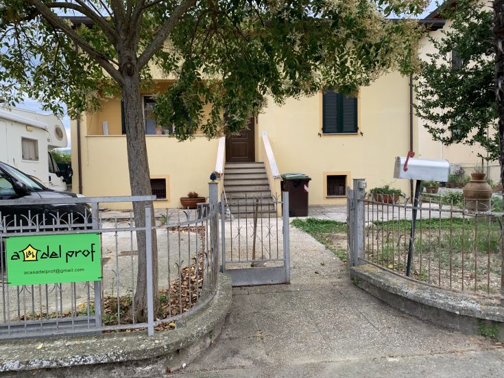 Einfamilienhaus mit Garten, geeignet für bis zu sechs Personen, mit geräumigen und komfortablen Zimmern.