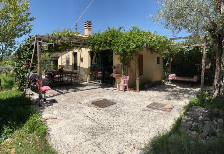 Gebäude mit Garten und Veranda, ideal für Familien, in einer ruhigen Gegend eines umbrischen Dorfes gelegen.