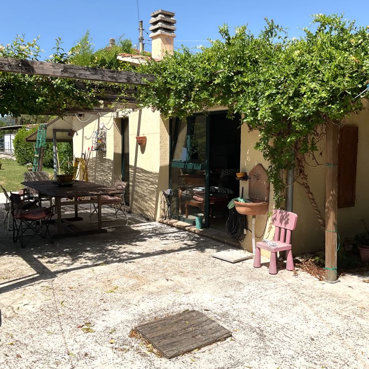 Renoviertes Villenhaus mit einer großzügigen Veranda und einem Garten, ideal für Familien und Entspannungsmomente.