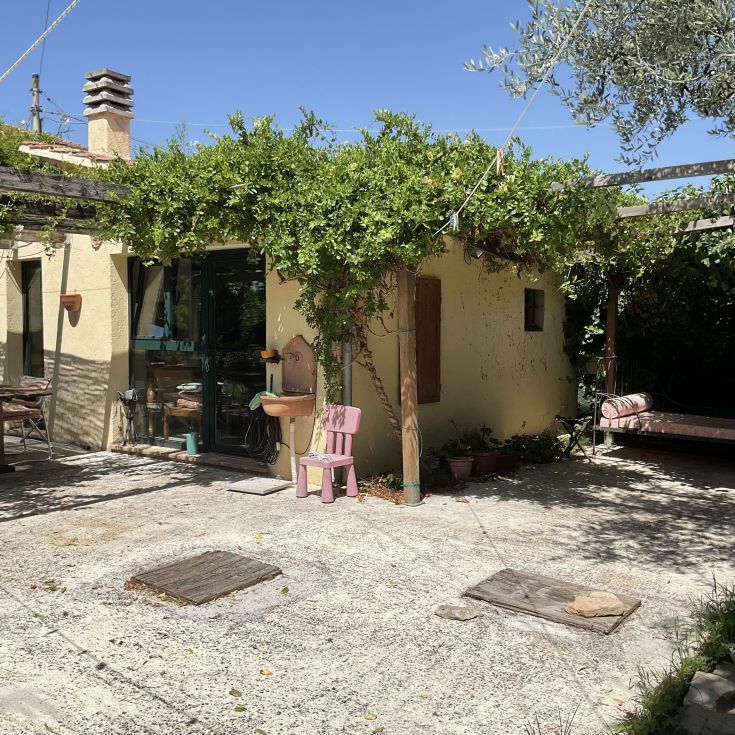 Renovierte Villa mit schön gestaltetem Garten und Veranda, ideal für Familien und entspannende Momente.