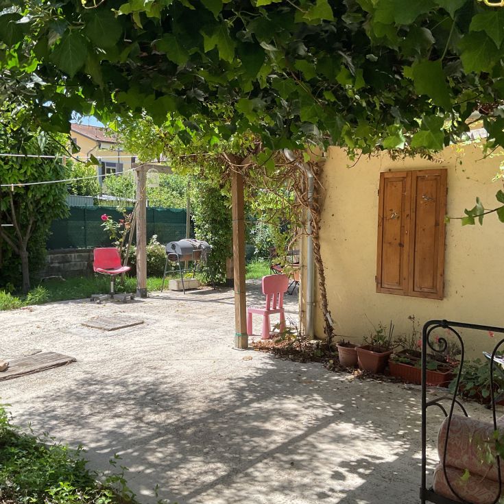 Außenbereich mit Pflanzen und Möbeln, um sonnige Tage zu genießen.