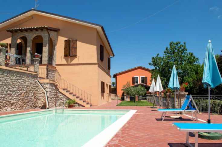 Un accogliente agriturismo con strutture ristrutturate, una piscina e ampi spazi verdi circostanti.