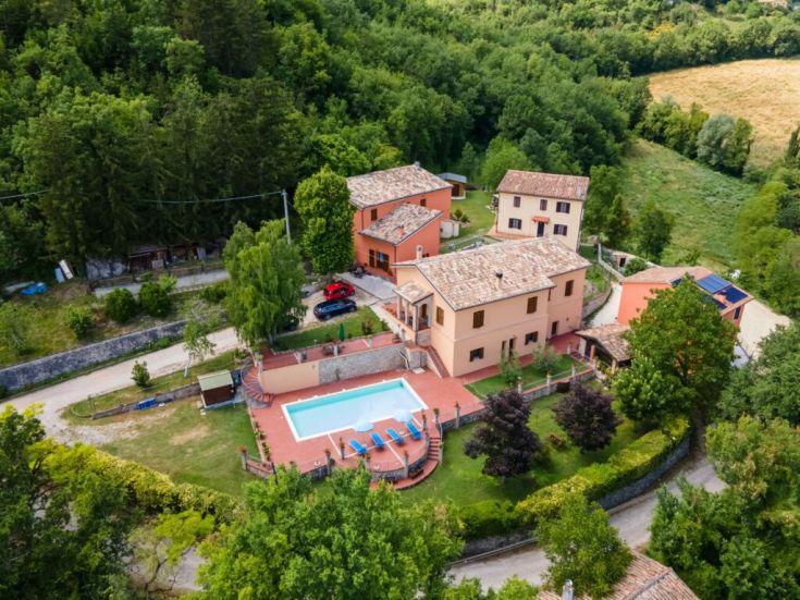 Un agriturismo circondato da alberi e natura, dotato di piscina e ampi spazi per godere della tranquillità.