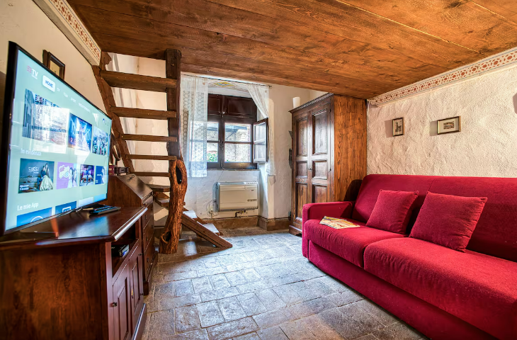 Cozy apartment located in a historic abbey, overlooking Lake Trasimeno.