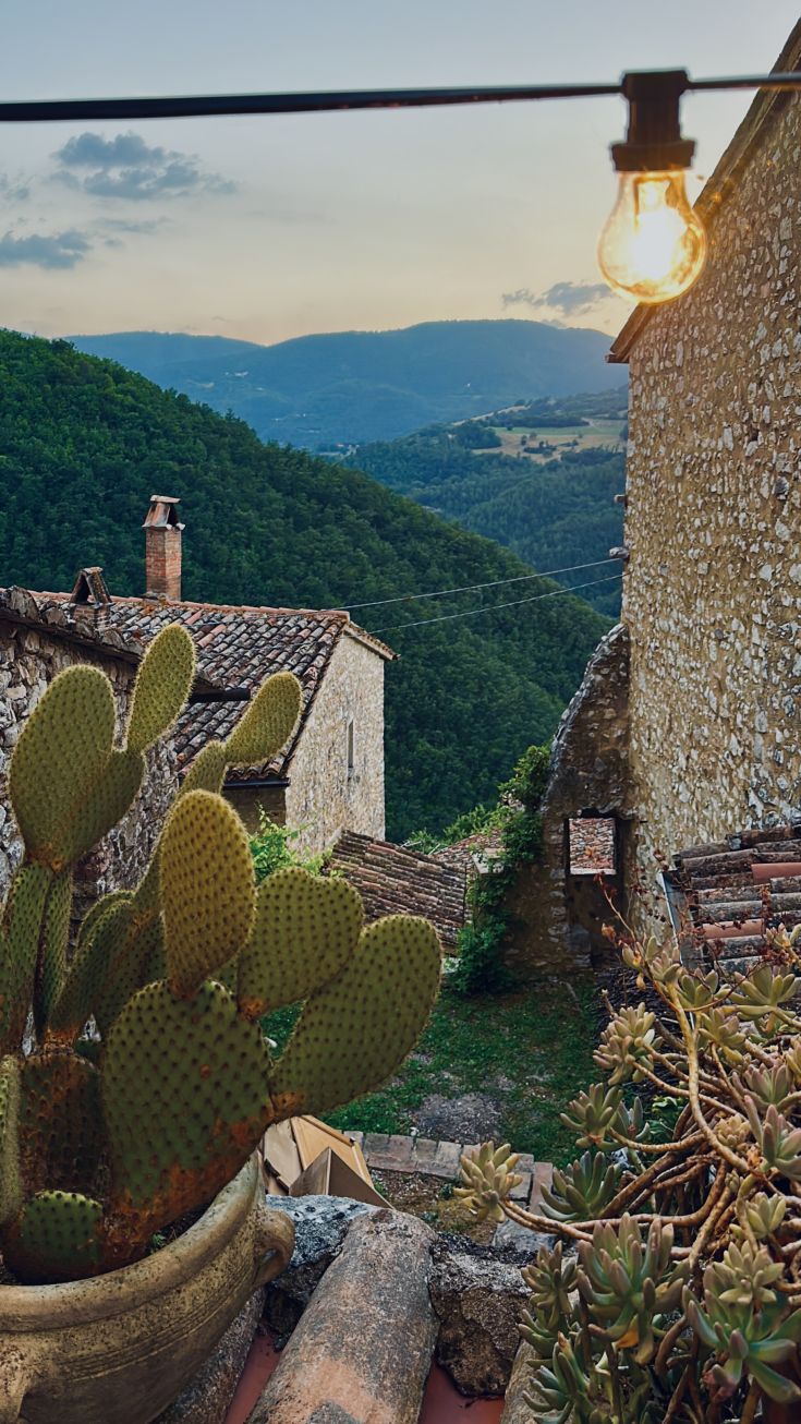 Das alte Dorf hat Kopfsteinpflasterstraßen und eine gut gepflegte natürliche Umgebung, ideal für einen angenehmen Besuch.