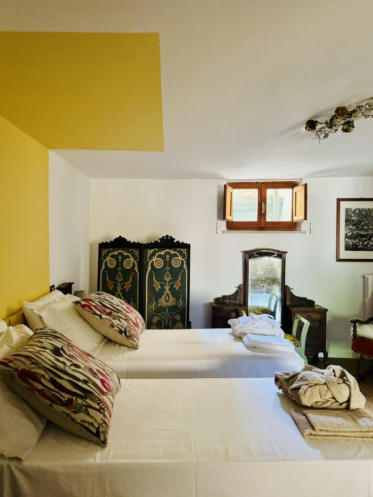 Entdecken Sie einen gemütlichen Rückzugsort mit einem grünen Garten im Herzen von Vallo di Nera, umgeben von umbrischer Natur.