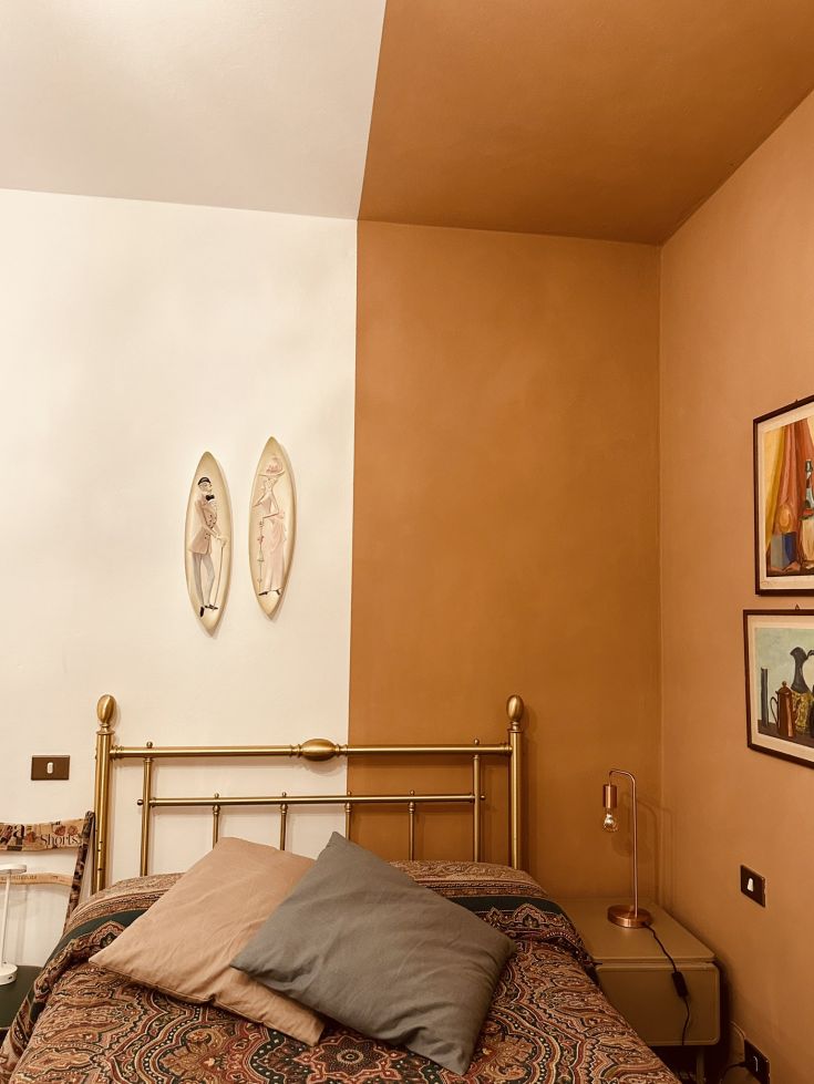 Stilvoller Raum mit warmen Tönen, einfachen Dekorationen und einer ruhigen, komfortablen Atmosphäre.