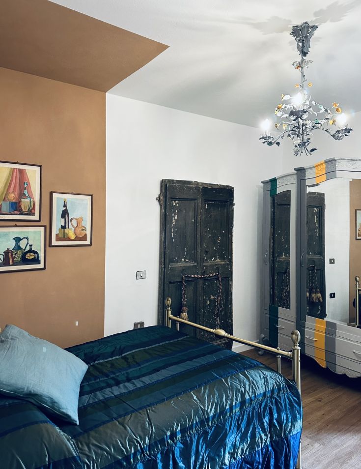 Ein komfortables Zimmer mit einem einfachen Bett und schlichter Dekoration, ideal für Entspannungsmomente.