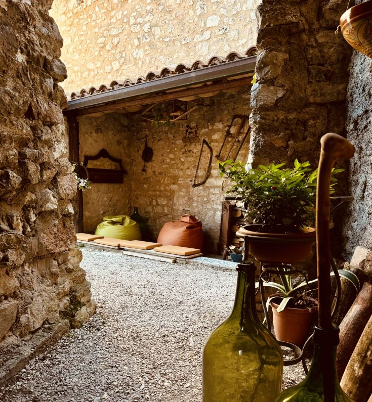 Eine ruhige Ecke eines Dorfes, mit bunten Bänken und einer einladenden Atmosphäre.