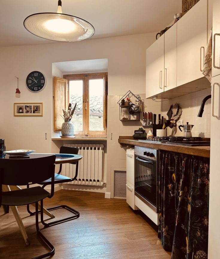 Eine helle moderne Küche mit funktionalen und praktischen Möbeln, die eine einladende Atmosphäre schafft.