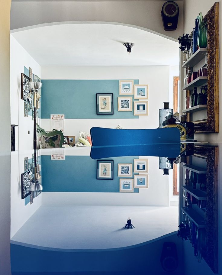 Helle und ordentliche Innenräume mit einfachen Möbeln und einer einladenden Atmosphäre.