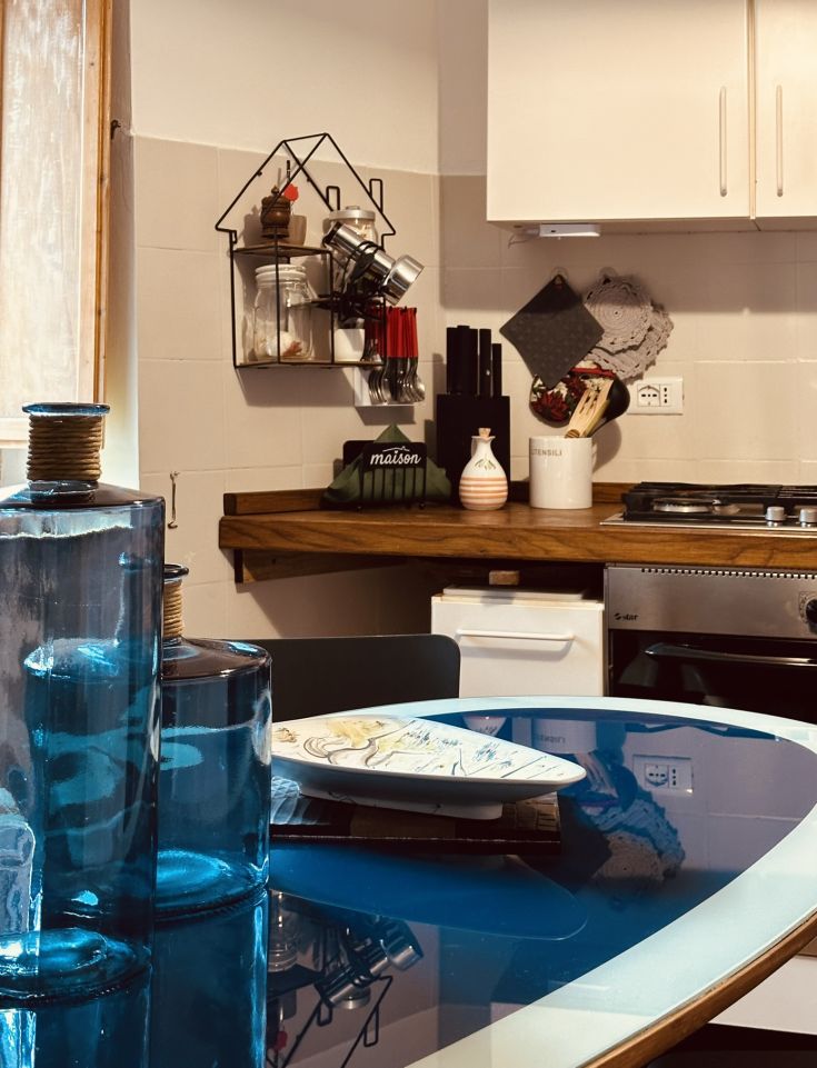 Eine einladende Küchenecke mit einfachem Design, ausgestattet mit nützlichen Zubehör und praktischen Details.