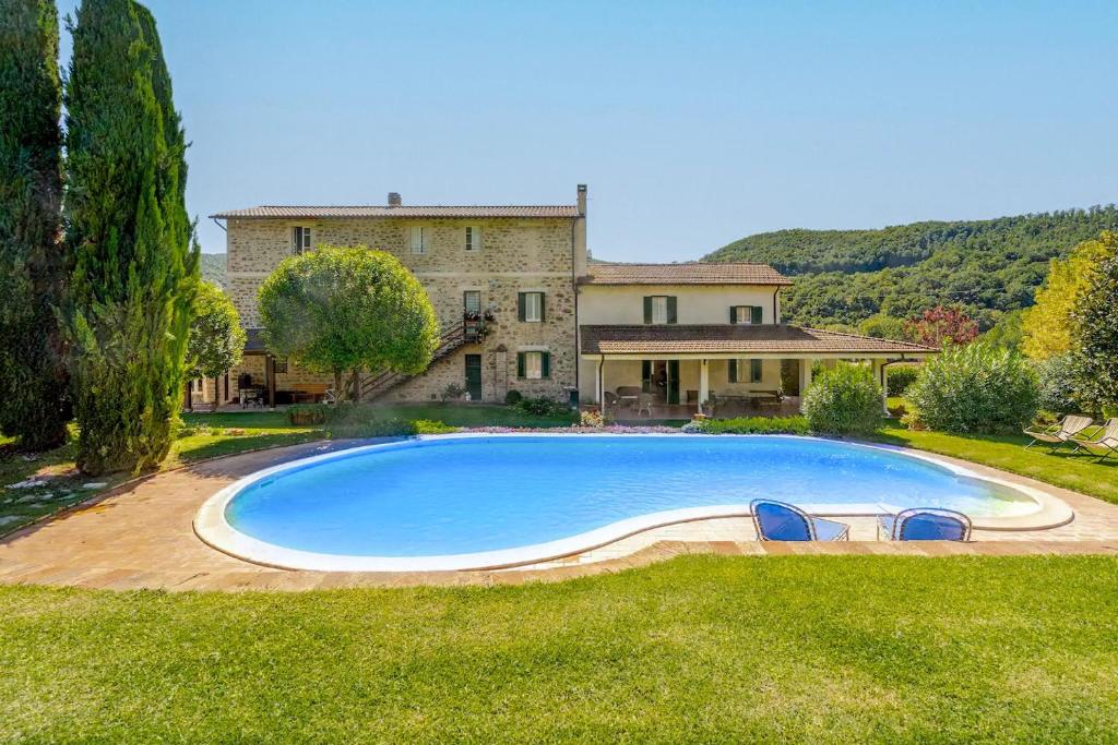 Casa vacanze con piscina, giardino e area giochi per bambini situata a Valfabbrica, in un contesto tranquillo.