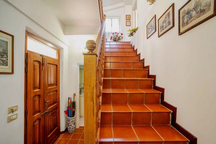 Simple entrance with terracotta steps and relaxing details.