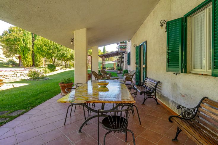 Spacious terrace with a green view, ideal for outdoor dining and relaxation moments.