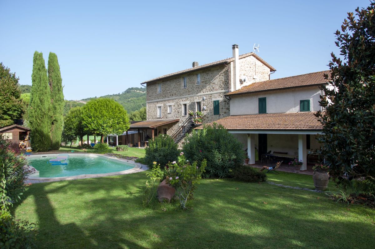 Maison de vacances avec jardin, piscine et aire de jeux pour enfants, idéale pour les familles en quête de détente.