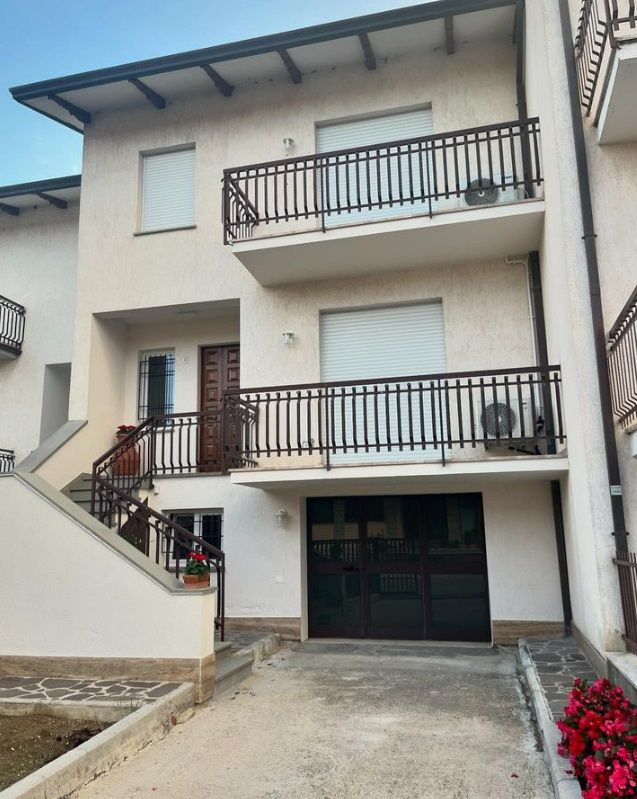 Un tranquillo complesso residenziale caratterizzato da balconi con fioriere, adatto per soggiorni brevi.