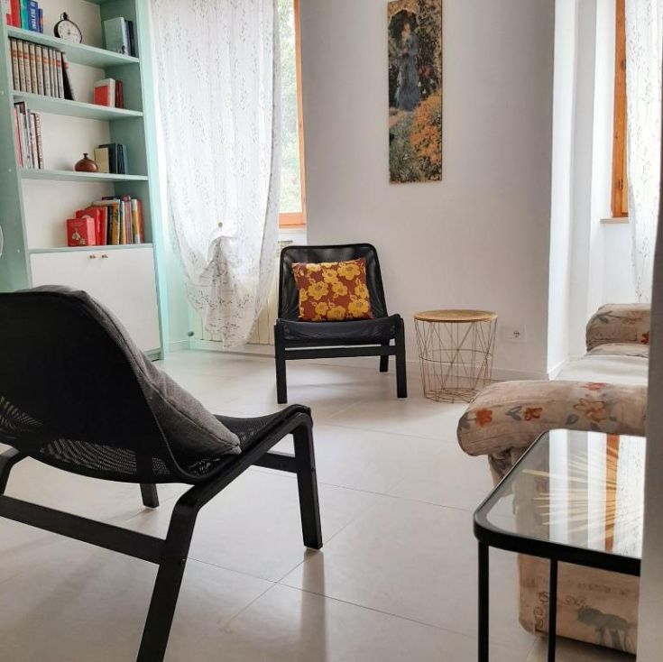 Heller Wohnraum einer Wohnung, mit modernen Dekorationen und natürlichem Licht.