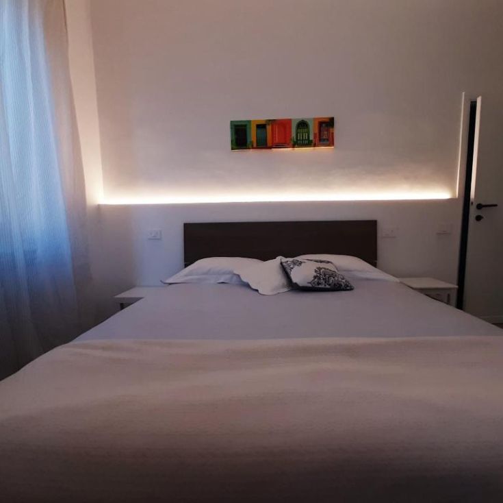 Innenansicht einer gut eingerichteten und hellen Wohnung, mit moderner Dekoration und warmen Farben, perfekt für einen angenehmen Aufenthalt.