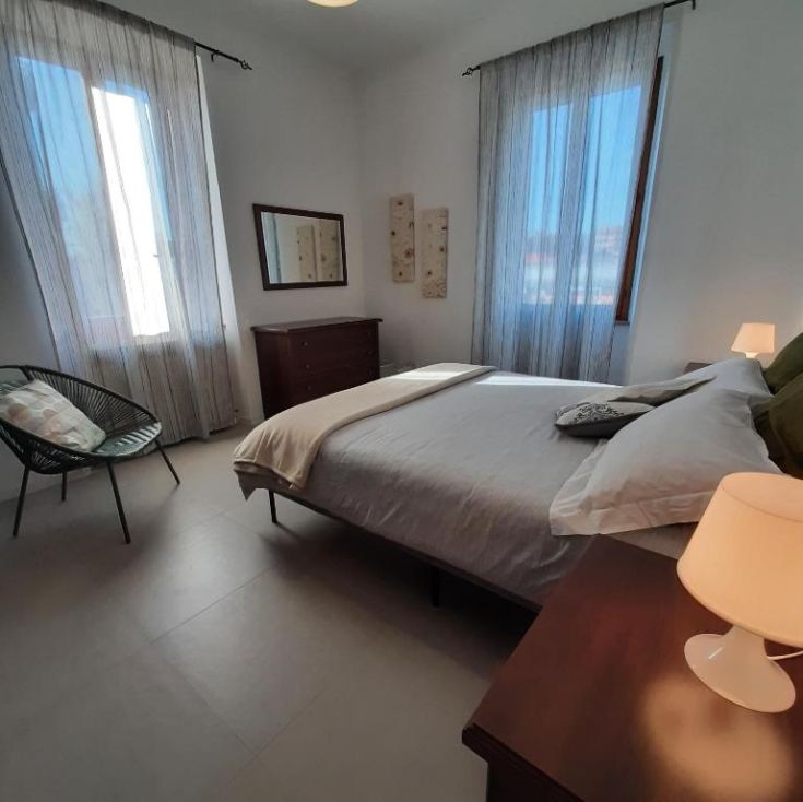 Helles und gemütliches Apartment, das sich für einen ruhigen Aufenthalt eignet. Einfach eingerichtet, bietet es einen entspannenden Raum.