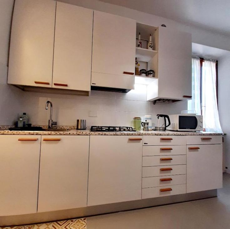 Moderne Küche mit zeitgenössischen Möbeln, gut beleuchtet und in einer renovierten Wohnung.