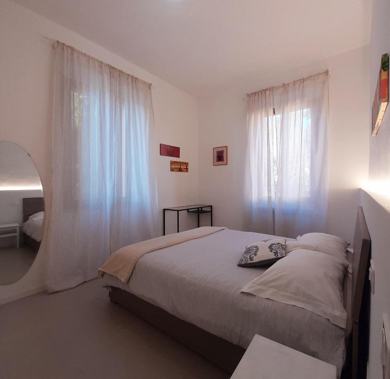 Stanza semplice e luminosa, arredato con letti confortevoli e decorazioni essenziali.