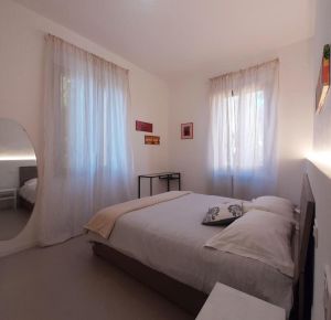 Ein einfacher und heller Raum, eingerichtet mit bequemen Betten und minimalistischem Dekor.