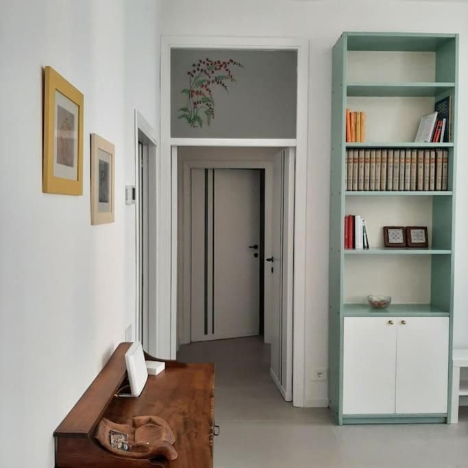 Innenansicht einer einfachen Wohnung mit modernen Möbeln und einer gemütlichen Atmosphäre.