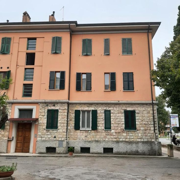 Geräumige und helle Wohnung für 4 Personen, günstig gelegen in der Nähe von Geschäften und öffentlichen Verkehrsmitteln.