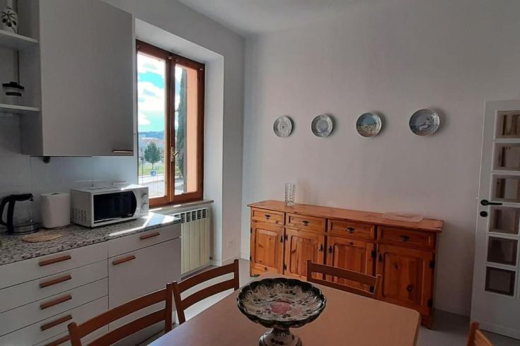 Modernes Apartment mit gut ausgestatteter Küche und hellem Ambiente. Ideal für Familienträume.