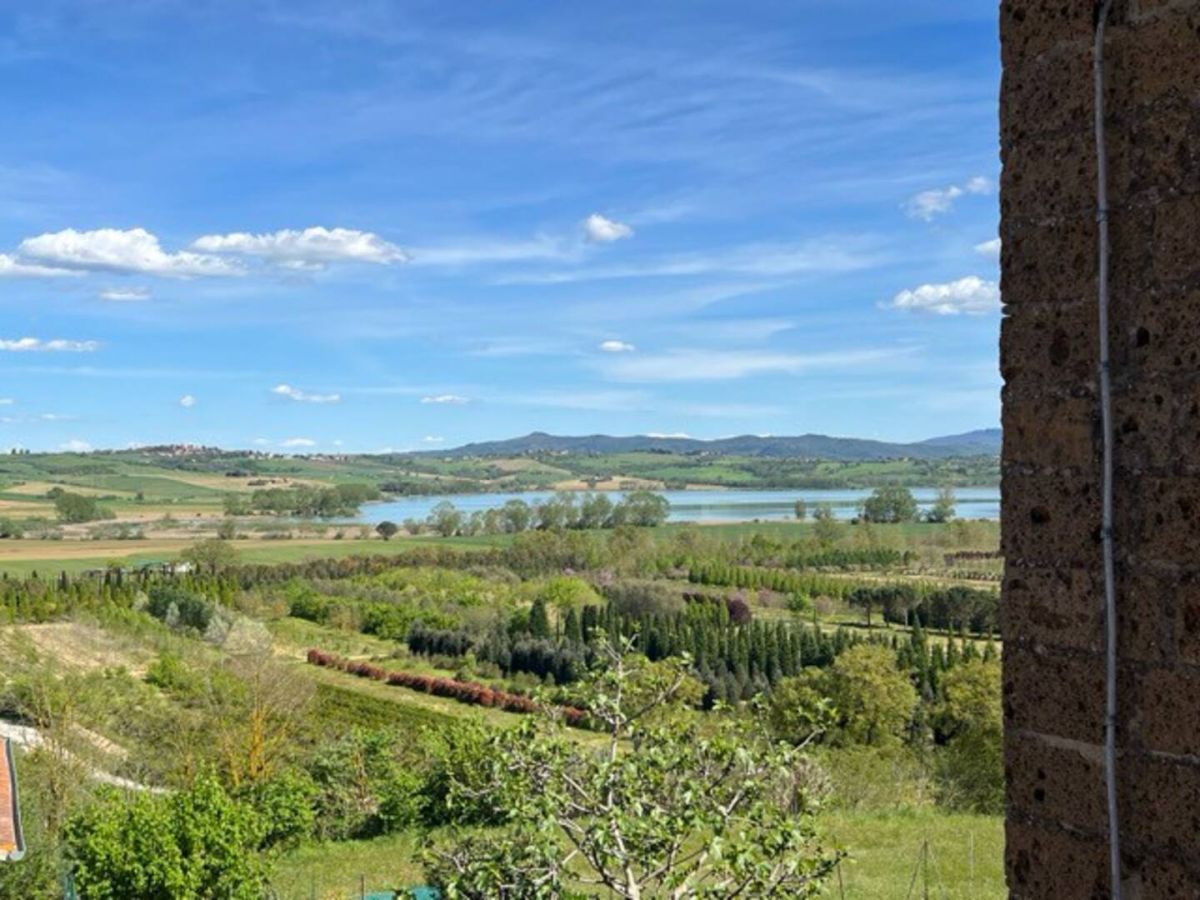 Ruhiges Grundstück in der umbrischen Landschaft mit Blick auf den Chiusi-See, ideal für Entspannung im Freien.