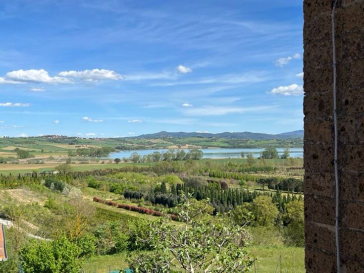 Tranquil property in the Umbrian countryside, overlooking Lake Chiusi, perfect for outdoor relaxation.
