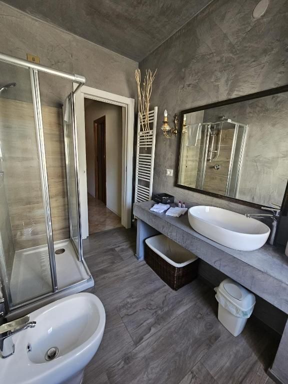 Salle de bain moderne avec douche et lavabo, aménagée de manière simple et fonctionnelle.