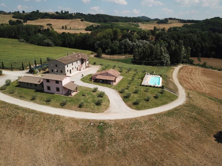 Agriturismo situato nel verde dell'Umbria, con piscina e sistemazioni confortevoli.