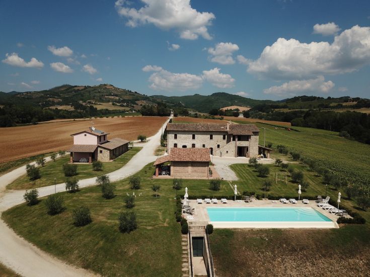 Agriturismo immerso nel verde dell'Umbria, dotato di piscina e aree per il relax e attività all'aria aperta.