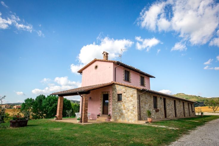 Agriturismo in Umbria con casali immersi nella natura, ideale per momenti di relax e attività all'aperto.