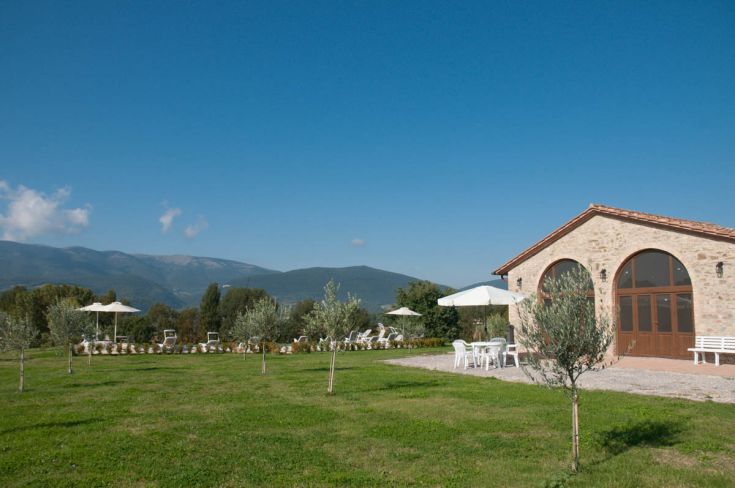 Un agriturismo circondato dalla natura, caratterizzato da un ampio panorama sulla campagna umbra.